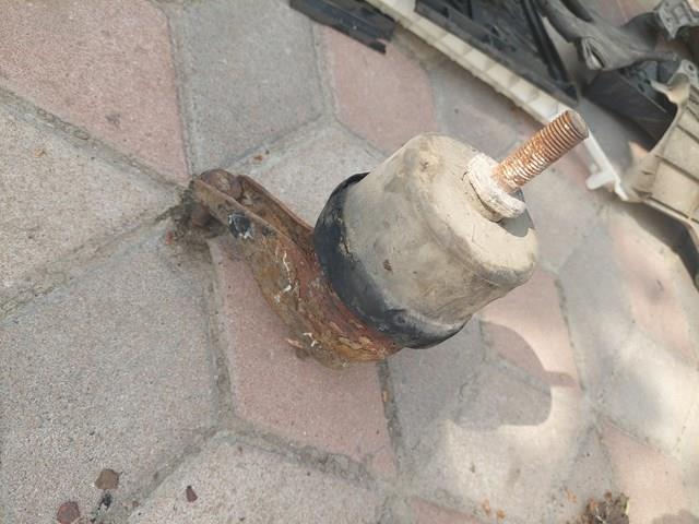 Права опора двигуна 1236228100 TOYOTA