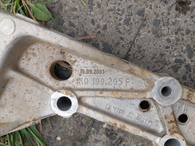 Кронштейн передньої балки 1K0199295F VAG