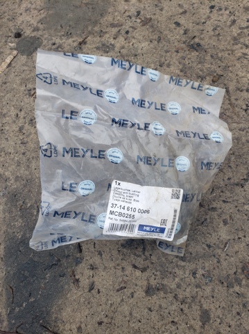 Сайлентблок нижнього переднього важеля 37146100006 MEYLE