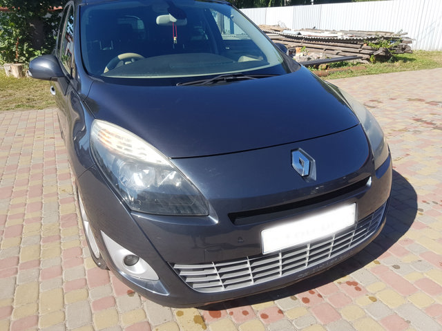Бампер передній Renault Scenic 3