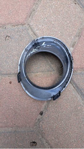 Ободок фари протитуманной 622579U10A NISSAN