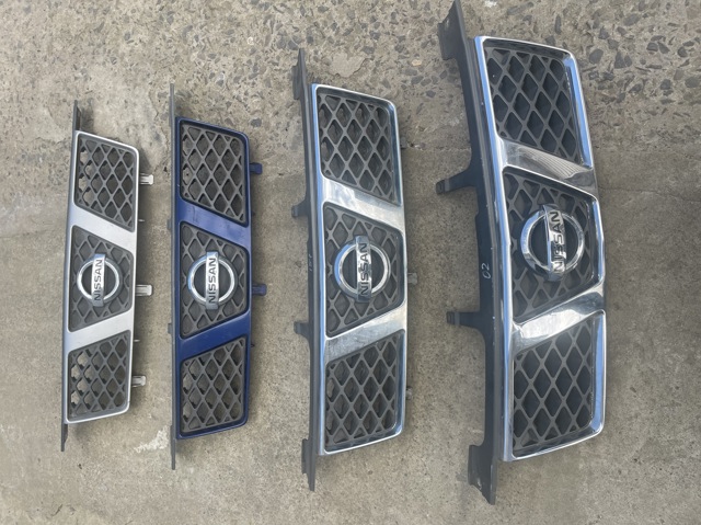 Решітка радіатора 62310EQ303 NISSAN