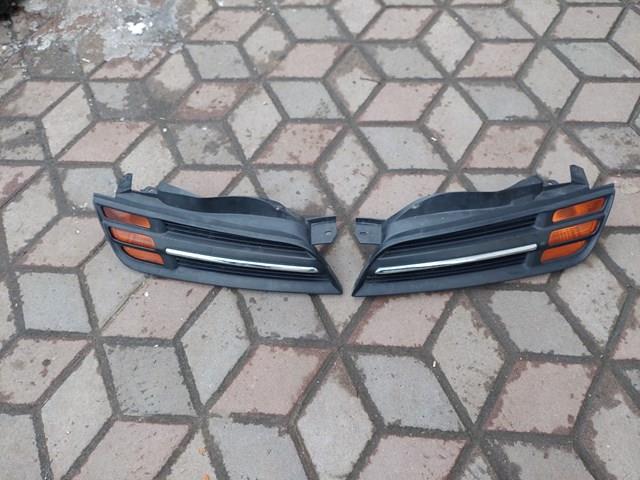 Решітка радіатора ліва 62330AX600 NISSAN