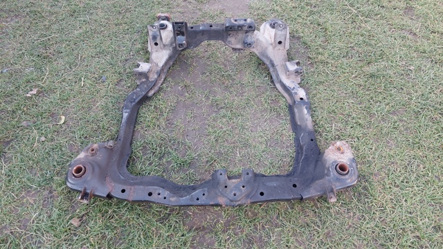 Передня балка 624052E010 HYUNDAI