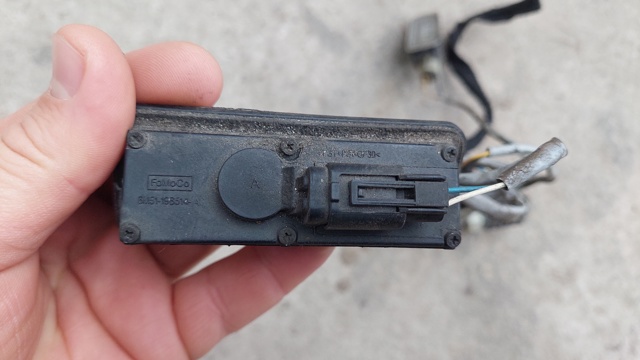 Кнопка приводу замка задніх 3/5 дверей (ляди) 6M5119B514AC FORD