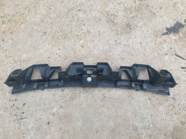 Кронштейн бампера заднього, центральний 8200074445 RENAULT