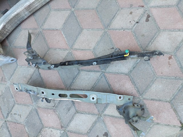 Кронштейн кріплення крила переднього лівого верхній 8200115493 RENAULT