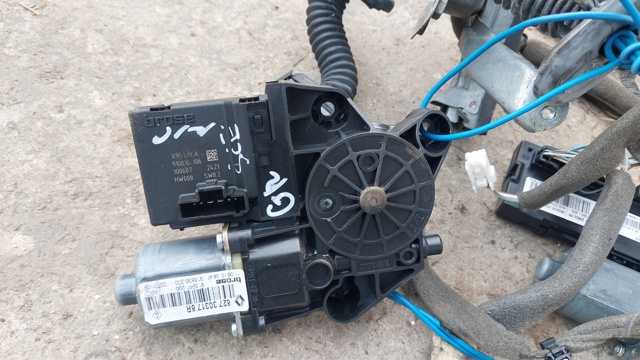 Мотор склопідйомника дверей задніх, правих 827303178R RENAULT