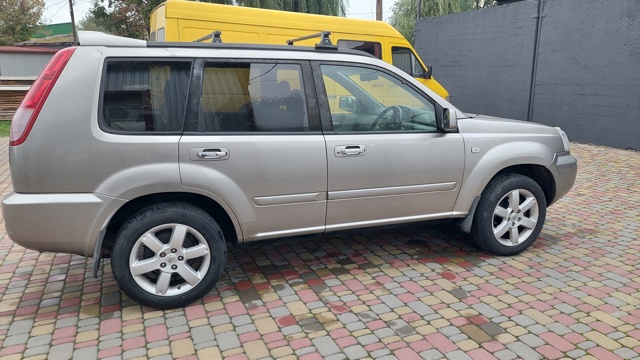 Скло кузова/багажного відсіку, праве 833008H501 NISSAN