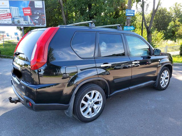 Стукло багажника, праве 83300JG100 NISSAN