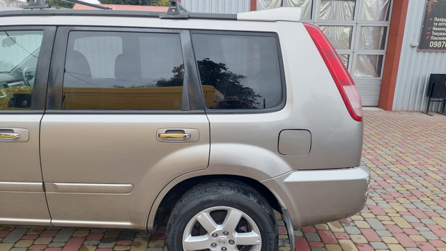 Скло кузова/багажного відсіку, ліве 833018H501 NISSAN