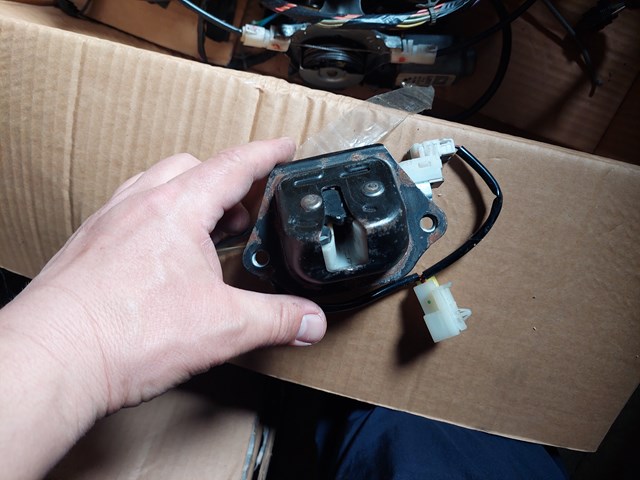 Замок кришки багажника 905028F812 NISSAN