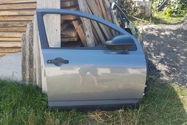 Пасажирські передні двері H0100EY1MA NISSAN