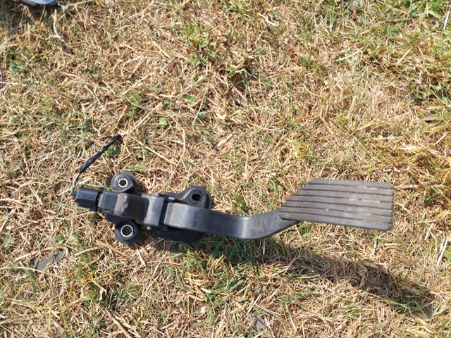 Підаль газу MN101543 MITSUBISHI