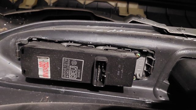 Кнопки переднього лівого склопід'ємника MR587878 MITSUBISHI