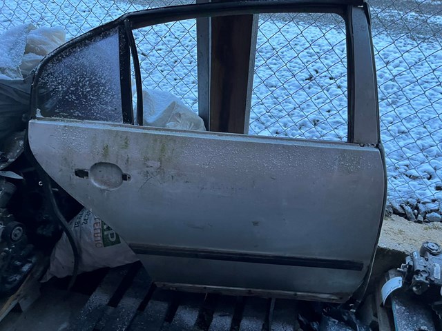 Двері задні, праві 3U5833052A VAG