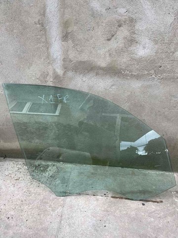 Скло передніх дверей, правих 51332990296 BMW