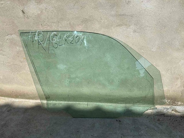 Скло пасажирських дверей A2047250810 MERCEDES