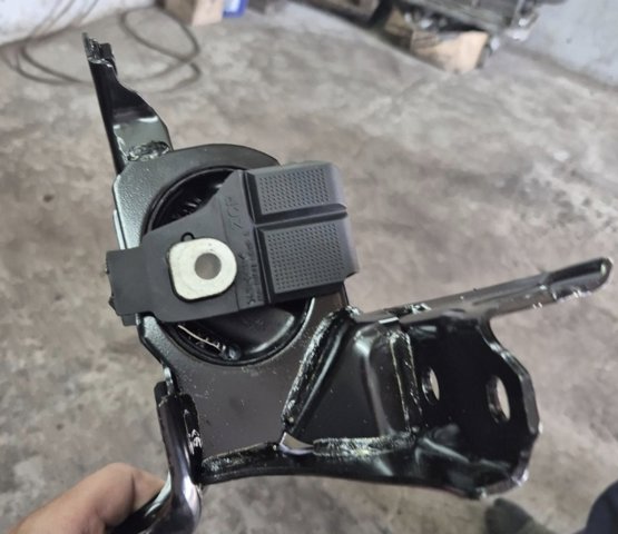Ліва подушка двигуна 123720T620 TOYOTA