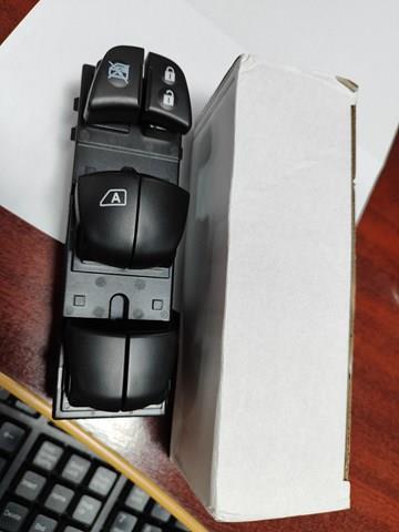 Кнопки переднього лівого склопід'ємника 254011KA0A NISSAN