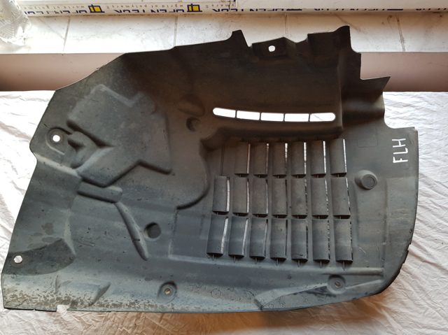 Підкрилок передній лівий LR033071 LAND ROVER