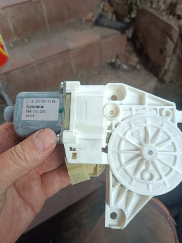 Моторчик склопідйомника двері задніх, лівих A2518200108 MERCEDES