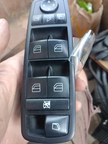 Кнопки переднього лівого склопід'ємника A2518300590 MERCEDES