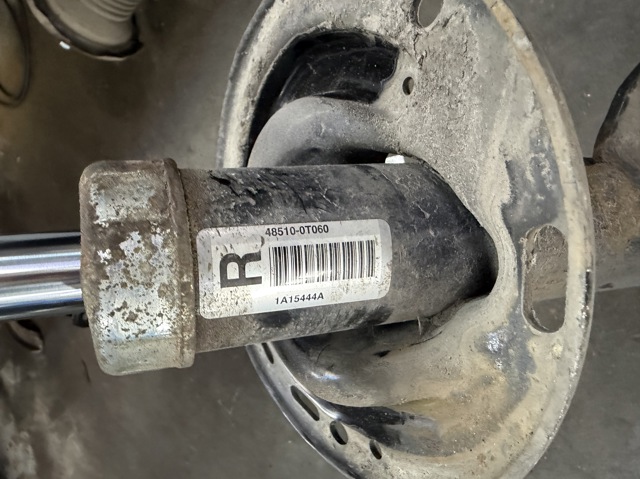 Амортизатор передньої підвіски 48510A9883 TOYOTA