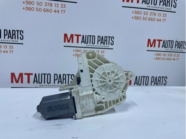 Мотор склопідйомника дверей передніх, правих 8K0959802A BENTLEY