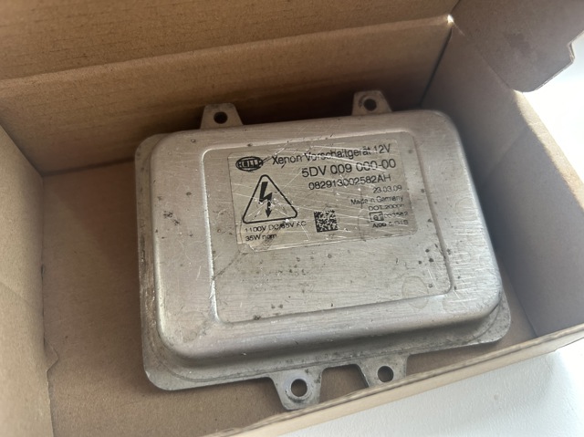Блок управління ксеноновими фарами 5DV00900000 HELLA