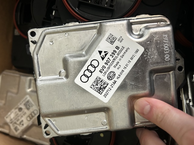 Инвентор струму 8V0907399B VAG