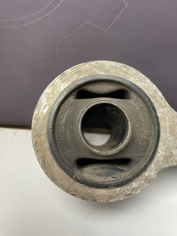 С/блок нижнього важеля 1882988 FORD