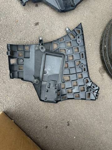 Кронштейн бампера заднього, правий 51127420668 BMW