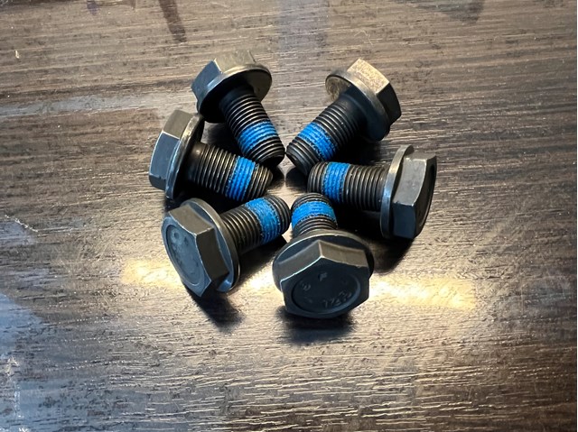 Болт кріплення маховика N90206103 VAG