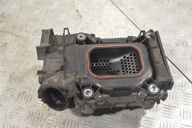 Патрубок повітряний, вихід з турбіни (наддув) 03C145650C VAG