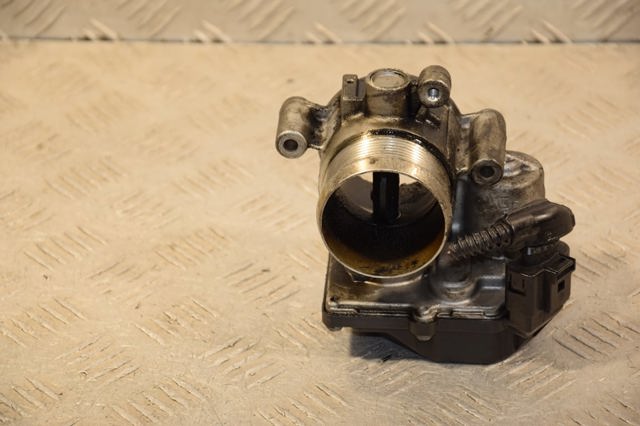 Дросільна заслінка в зборі 03L128063E VAG