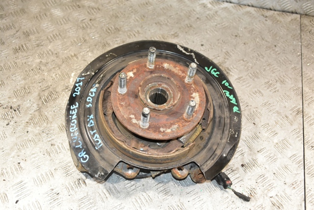 Цапфа поворотна права 04877112AC CHRYSLER