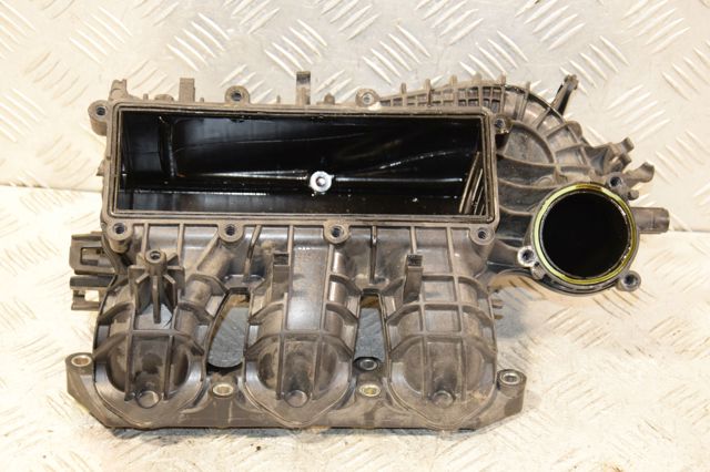Колектор впускний 04C129711E VAG