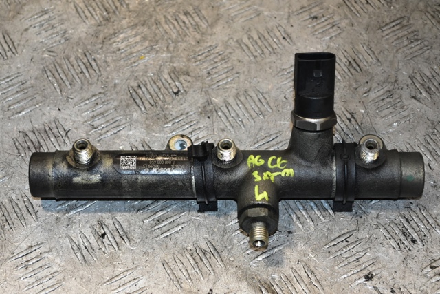 Розподільник палива (рампа), лівий 059130089D VAG