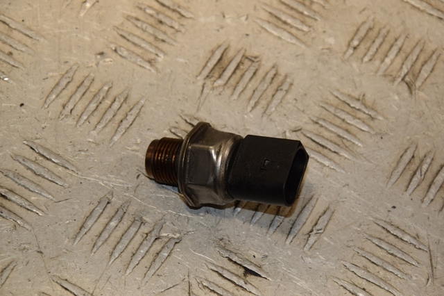 Датчик тиску палива 076906051 VAG