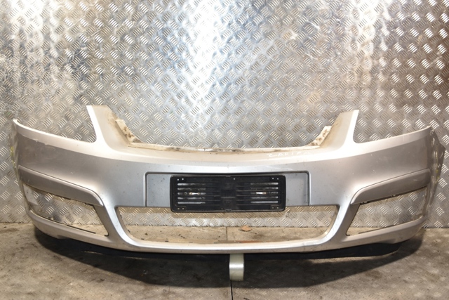 Бампер на авто Opel Zafira B