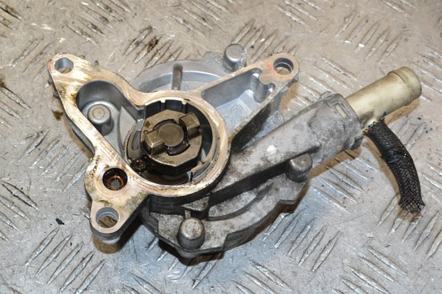 Насос вакуумний 146508418R NISSAN