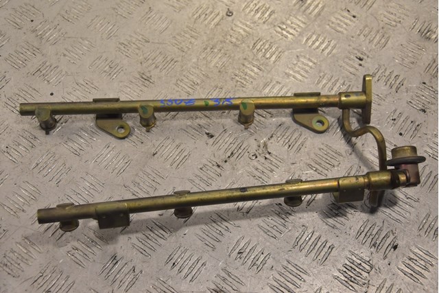 Рампа форсунок системи упорскування палива 175218J101 NISSAN