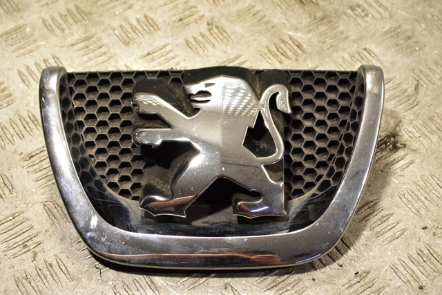 Емблема переднього бампера 18C0001030 PEUGEOT