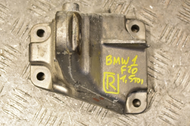 Кронштейн подушки (опори) двигуна, правої 22116869618 BMW