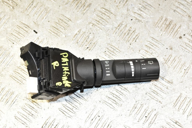 Перемикач підрульовий, правий 25260EA000 NISSAN