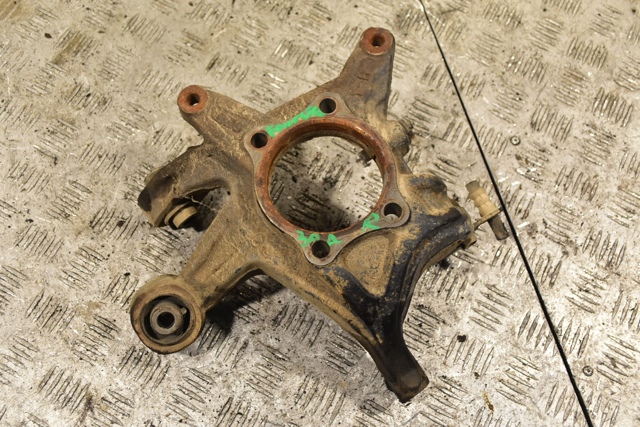 Кулак поворотний правий 28411SC001 SUBARU