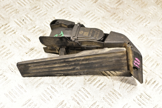Підаль газу 35426853176 BMW