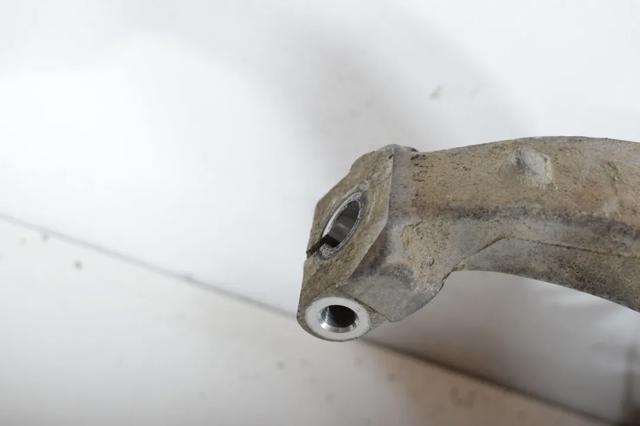 Цапфа поворотна права 400141CA0A NISSAN