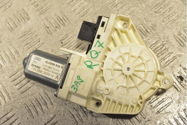 Моторчик склопідйомника двері задніх, правих 4L0959802B VAG